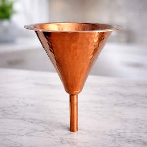 Entonnoir classique en métal avec poignée pour un transfert de liquide facile et sans déversement, conception durable, idéal pour la cuisine, le garage et l'usage domestique - Product Image 5