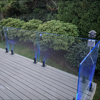 Clôture de piscine en verre trempé sans cadre pour villa moderne avec éclairage LED, main courante et panneaux d'escalier/balcon en aluminium