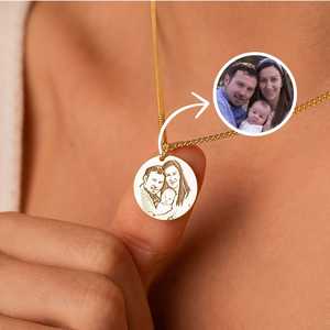 Pendentif-Collier personnalisable en laiton avec chaîne à maillons mignonne plaquée or 14 carats pour anniversaire avec photo et texte gravés - Product Image 1