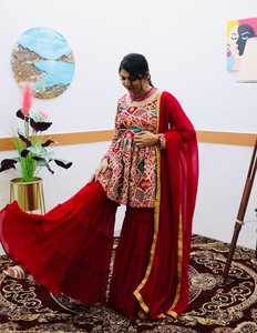 Traje Sarara de trabajo de secuencia de bordado de espejo Georgette pesado de último diseñador - Product Image 3