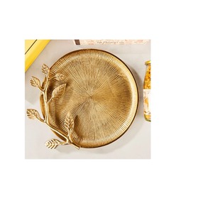Plateau de service en laiton décoratif élégant avec finition polie parfait pour les maisons et les paramètres de table à manger intérieurs contemporains - Product Image 3