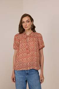Expressif Imara Imprimer Doucement Structuré Charme Fougère Blouse Smocké Détails Cravate Décolleté Détendu Silhouette Uni Teint Naturel - Product Image 3