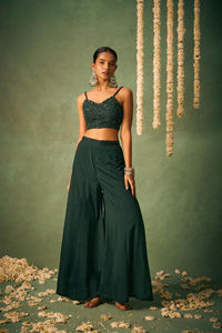 ล่าสุด indo-Western เทศกาลงานแต่งงาน Sharara คอลเลกชันที่สมบูรณ์แบบการผสมผสานที่ลงตัวของความสง่างามแบบดั้งเดิมที่ทันสมัยรูปแบบของแข็ง - Product Image 2