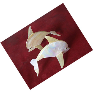 Ornement de poisson dauphin en coquillage, artisanat en coquillages, bijoux en coquillages, motif jaune sur fond blanc, taille 12 cm - Product Image 3