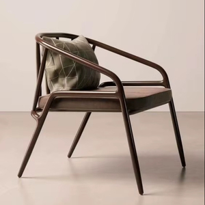 Chaise inspirée du milieu du siècle avec cadre en bois épuré, pieds inclinés et siège rembourré en peluche pour un attrait esthétique moderne - Product Image 1