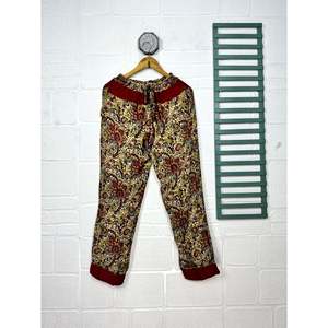 Ensemble de pyjama long en soie recyclée, léger, respirant, élégant, vêtements de nuit pour femmes, vêtements de nuit féminins durables - Product Image 3