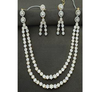 Ensemble de bijoux de luxe finition argent avec collier en laiton zircon blanc royal pour cadeau de fête de mariage - Product Image 1