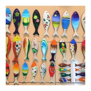 Elegante figura de pez de madera hecha de madera natural sostenible - Product Image 1