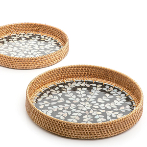 Plateau de service en rotin artisanal avec motif élégant à la mode parfait pour le décor de table basse servant des collations et des boissons - Product Image 1