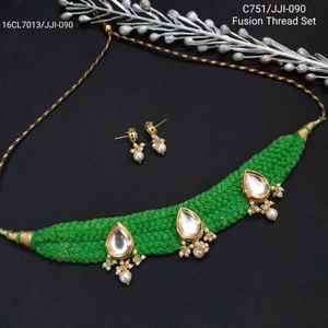 Ensemble tour de cou Kundan en fil vert avec boucles d'oreilles plaquées or bijoux élégants de mariée ou fins pour cadeau avec des anneaux en cuivre perlé - Product Image 3