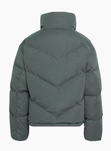 Veste matelassée pour femmes avec impression de logo personnalisé léger et matelassé avec col à capuche design personnalisé OEM - Product Image 3