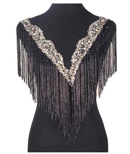 Robe de soirée décorée avec un long col en V à franges de perles, des appliques en cristal et des strass, des patchs faits à la main - Product Image 4