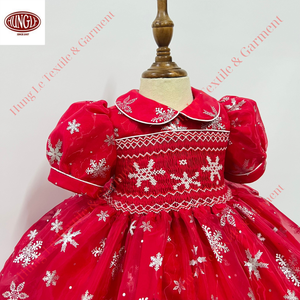 Vente en gros Robe smockée de couleur rouge Tissu organza brillant Flocons de neige brodés à manches courtes Style formel Fête de Noël - Product Image 2