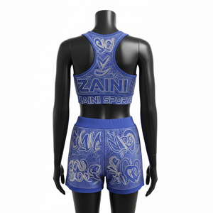 Ensemble shorty de sport pour femme en polyester et élasthanne, lisse, respirant, avec design à empiècements, logo thermocollé en strass, ensemble shorty en coton pour femme - Product Image 2