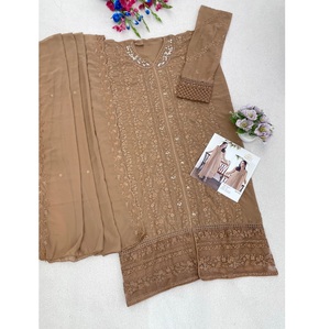 Traje de Alta Calidad de Georgette Pesada Pakistaní con Bordado de Lujo, Conjunto de 3 Piezas para Ropa Étnica Disponible al Mejor Precio - Product Image 1