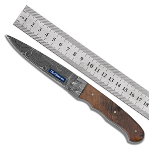 Cuchillo de caza hecho a mano personalizado con hoja de acero de Damasco, personalizable OEM, Funda de cuero en relieve de madera de Olivo - Product Image 1