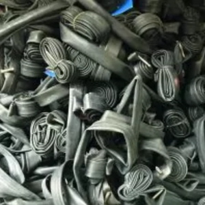 Venta de chatarra de tubo interior de caucho de butilo a granel Reciclaje de alta pureza Fabricación industrial Procesamiento de plástico en todo el mundo Negro Alto - Product Image 2