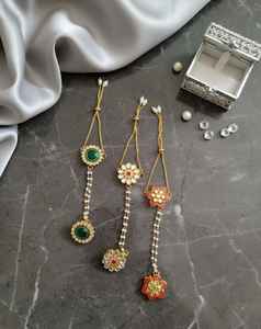 Pulsera chapada en oro con perlas y Kundan Hath Panja, con anillo de cadena, recuerdos para damas de honor, Sangeet, Haldi, Joyería Jaggo, adornos de mano para mujer - Product Image 3