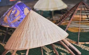 Sombrero Cónico Vietnamita Tradicional Non La, Diseño Artesanal Icónico para Protección Solar y Encanto Cultural - Product Image 2