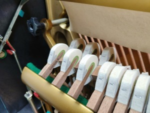 เปียโนยามาฮ่า YUX รุ่นพรีเมียม สีดำ แบบตั้งตรง ผลิตในญี่ปุ่น มือสอง ระบบกลไก รุ่น 3446036 YUX YUX2 YUX3 - Product Image 4