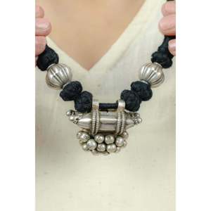 Collar Tabeej Tribal Vintage de Plata 925 para Mujer, Joyería Cultural Coleccionable, Cadena con Cuentas Negras Dori de 36 Pulgadas, Rajasthan - Product Image 1