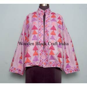 Veste en velours Suzani brodée à la main par des artisans, avec un triangle rose, fabriquée avec des matériaux de haute qualité et offrant un look Suzani - Product Image 1
