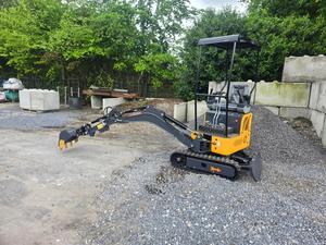 Mini-excavatrice à cabine haute HH12 de 1,2 tonne avec livraison gratuite, homologuée EPA/CE - Product Image 1