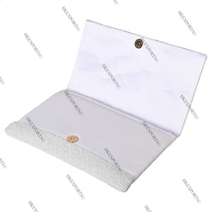 Fabriqué à la main Wifey nuptiale perlée pochette blanc et or sac à main de mariage pour les mariées cadeau de mariée élégant pour enterrement de vie de jeune fille - Product Image 2