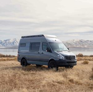 Caravana de Lujo Tipo Sprinter en Venta, Autocaravana con Techo Alto y Motor Diésel, con Interior Premium, Cama y Cocina - Product Image 1