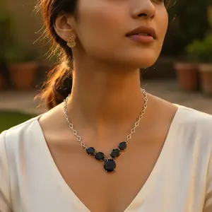 Collier statement en perles de pierres précieuses argentées et noires pour femmes - Bijoux de mode - Product Image 1