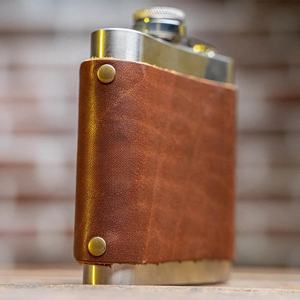 Nuevo diseño Hip Flask Funda de cuero Personalizar Funda de cuero Hip Flask Holder Case Custom Leather Flask Wrap - Product Image 2