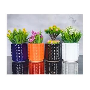 Maceta de Cerámica Contemporánea que se adapta sin esfuerzo a interiores de casas u oficinas, hecha para exhibir vegetación con estilo - Product Image 4