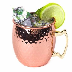 Tasses à mules en cuivre pur fabriquées à la main avec détail artisanal pour servir des boissons à base de vodka bière au gingembre et citron vert avec une touche vintage - Product Image 3