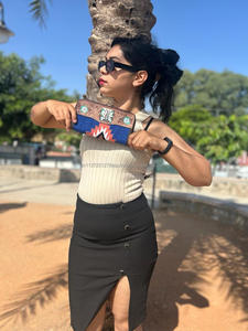 Nouvel arrivage de pochette à main en cuir usiné aztèque occidental pour femmes porte-monnaie à outillage multicolore portefeuille multi-usages en cuir matelassé aztèque unique - Product Image 2