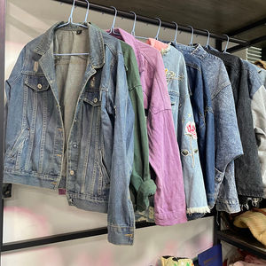 Ballots de vêtements d'occasion mixtes comprenant des jeans de marque, des t-shirts graphiques, des vestes vintage et des casquettes à logo pour les friperies et la vente en gros - Product Image 1