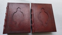 Harte, starre Lederjournale mit altem Look, papiere mit handgeschneiderten Kanten, Vintage-Antik-Stil, handgefertigte Notizbücher zum Schreiben und Skizzieren.