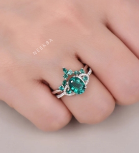 Juego de anillos de novia de oro blanco sólido de 10K con corte ovalado Lab-Juego de anillos de boda hechos a mano de Esmeralda y moissanita con banda curva de corona - Product Image 5