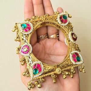 กำไลข้อมือหินประกายทองหรูหราสำหรับผู้หญิงและเด็กผู้หญิงสวมใส่ได้ทันสมัย - Product Image 1