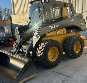 Chargeuse compacte John Deere 332G puissante avec chenilles en caoutchouc, cabine fermée, pompe d'origine, moteur à haut débit hydraulique - Product Image 3