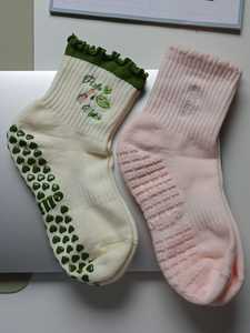 Chaussettes de yoga et de Pilates pour femmes, logo personnalisé en gros, antidérapantes, en coton, hauteur mi-mollet, avec broderie matcha, bordure à volants pour les amateurs de matcha - Product Image 4