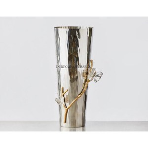 Florero de metal pulido brillante y plateado con textura elegante única con diseño de mariposas de color blanco y chapado en oro al precio más bajo - Product Image 1