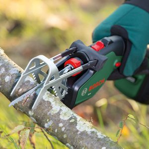 Scie de jardin sans fil 18V avec batterie 2.0 Ah et capacité de coupe de 80 mm pour lame à bois de précision suisse, scie sauteuse - Product Image 3