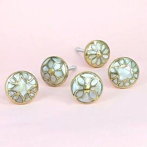 Derniers boutons d'armoire en laiton doré pour tiroir en nacre Matériel de chambre à coucher Boutons et poignée de vadrouille par lametierartz - Product Image 1