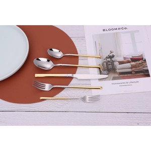 Ensemble de couverts en bois de luxe écologique Everly Quinn avec poignées dorées, design moderne carré or et argent, service 4 - Product Image 4