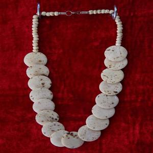 Colliers de perles en os faits à la main Bijoux de style tribal et ethnique Colliers de perles en os naturel Boho Tribal & Eco Friendly Designs - Product Image 5