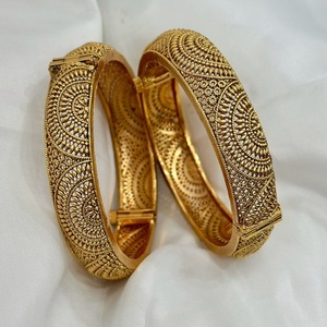 Bracelets tendance de qualité supérieure en laiton plaqué or, finition mate antique, lot de deux, pour femmes, pour les fêtes et les mariages - Product Image 1