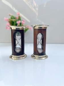 Sablier en bois unique fabriqué avec un cadre en noyer de qualité supérieure, des tubes en verre transparent et une minuterie réglable - Product Image 6