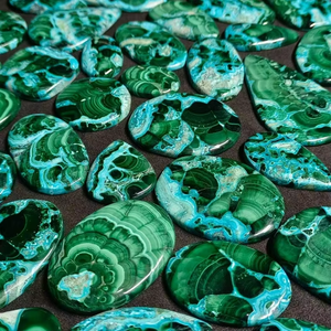 Cabochons de chrysolite et de malachite polis naturels avec jeu de couleurs de feu bleu, formes/tailles variées pour la fabrication de bijoux et l'enroulement de fil - Product Image 5