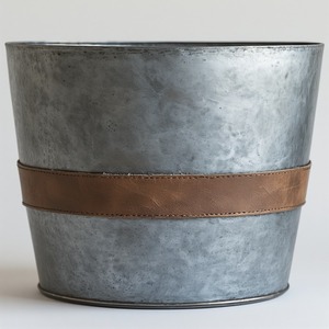 Maceta decorativa de cuero galvanizado con superficie martillada rústica Trabajo artesanal diseñado para una temporada elegante - Product Image 5