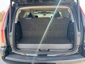 Escalade 2020 4WD Luxury con Motor V8 de 6.2 Litros, Tracción en las Cuatro Ruedas, Asientos de Tres Filas, Control de Suspensión Magnética - Product Image 4